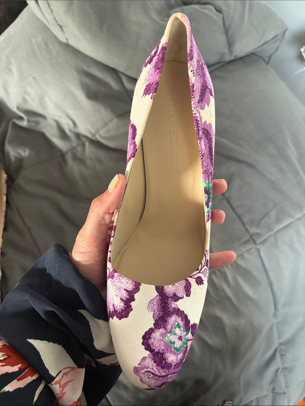 Burberry White Pumps with Purple Floral Embroidery 4 inch heel - Picture 3 of 5